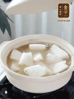 最后下冬瓜繼續(xù)燉煮10分鐘，撒上蔥花點(diǎn)綴。