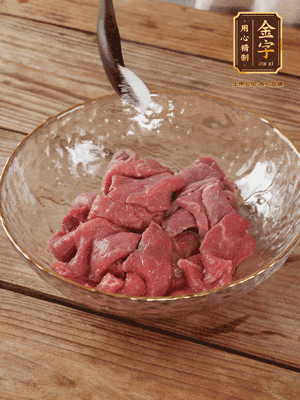 牛肉切丁，加黑胡椒海鹽、橄欖油腌10分鐘