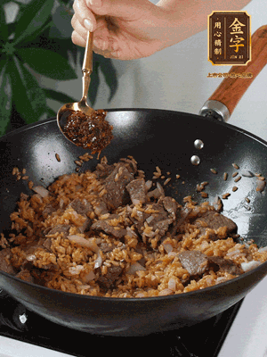 下拌好的米飯炒散，加一大勺XO醬