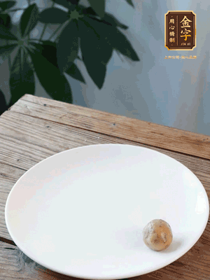 做水油皮、油酥 將油皮材料放入料盆中，加100ml水?dāng)嚢璩裳┗ㄆ瑺?。在案板上反?fù)揉搓成有一定筋度的光潔面團(tuán)，搓成14個(gè)團(tuán)子。
