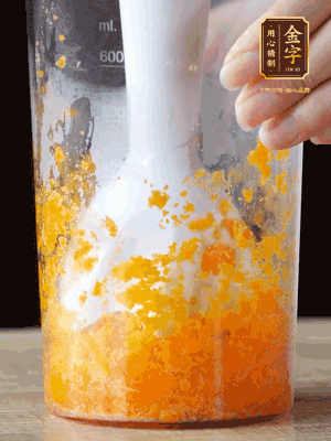 加玉米油、水怡、水揉搓成細(xì)膩的面團(tuán)。松弛半小時(shí)后，分成37g一個(gè)