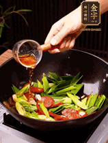 下蒜苗炒軟，沿鍋邊烹入一勺料酒，加醬油、蠔油、白糖調(diào)味炒勻