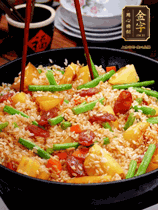 加水，沒過大部分食材。把瀝干水分的米飯均勻地鋪在上面，筷子戳幾個洞