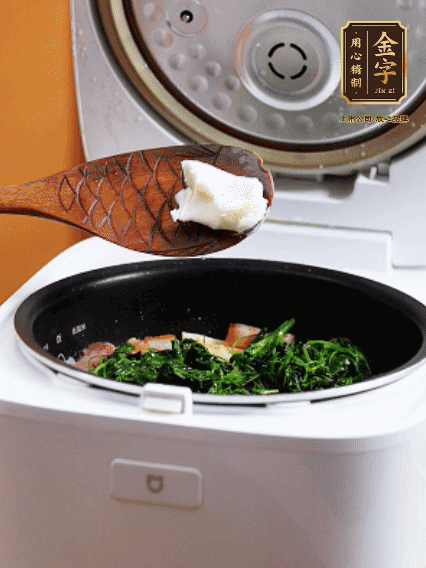 放入電飯鍋、加1勺豬油翻拌均勻